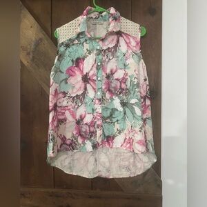 Floral Sleeveless Blouse with Button-Up Design